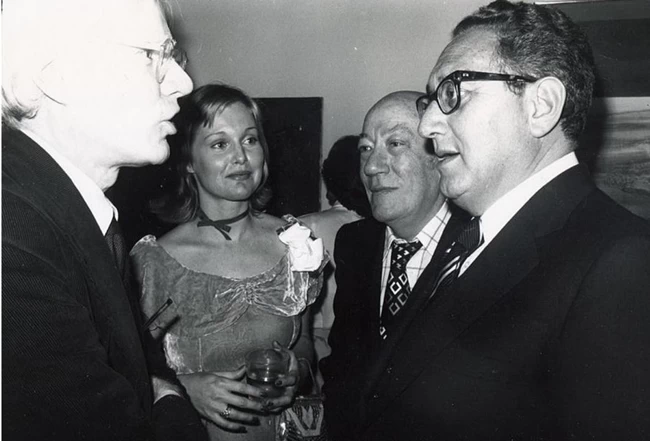 Ο Αντι Γουόρχολ με τον Χένρι Κίσινγκερ