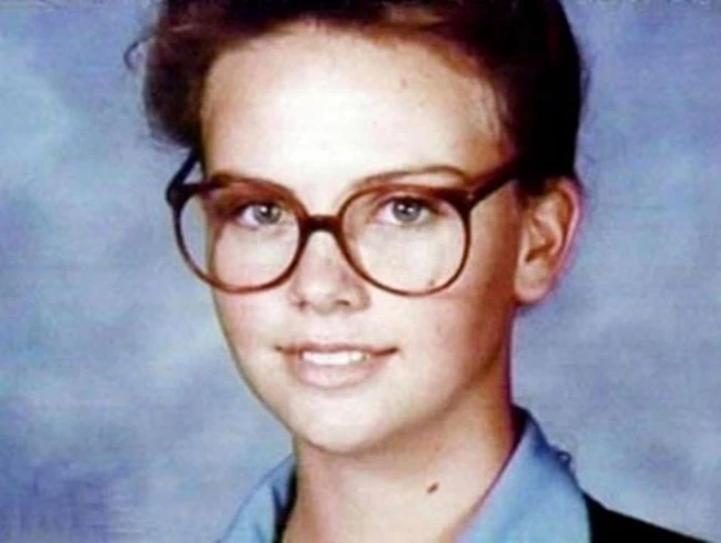 Η Charlize Theron στο σχολικό λεύκωμα