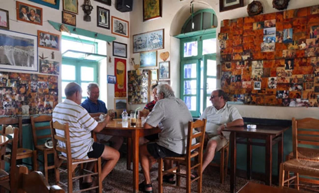 Πολιτικοί, καλλιτέχνες, οργανοπαίχτες, μεταξύ άλλων, οι θαμώνες του καφενείου στη Χώρα Αστυπάλαιας