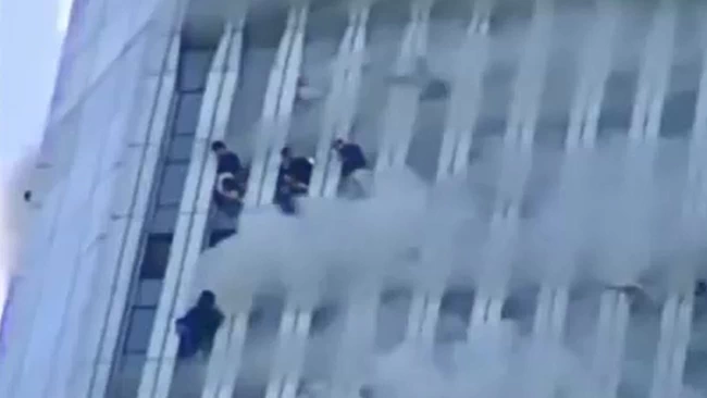 Άνθρωποι πηδάνε από τους Δίδυμους Πύργους