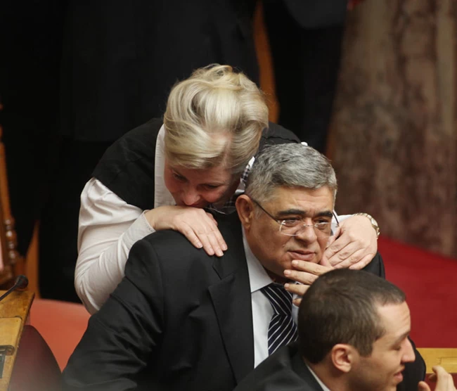 Ένας ακόμη εναγκαλισμός της Ζαρούλια στο σύζυγο πριν τον πάρουν πάλι μακριά