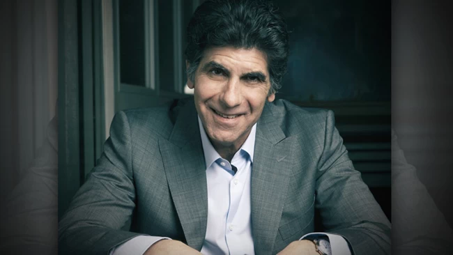 Γιάννης Μπέζος: "Θεωρώ τον εαυτό μου καλύτερο από τους ρόλους. Έρχονται να δουν εμένα"