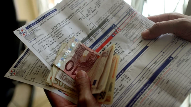 Μειώσεις στους λογαριασμούς ρεύματος αποφάσισε η ΡΑΕ για το 2016