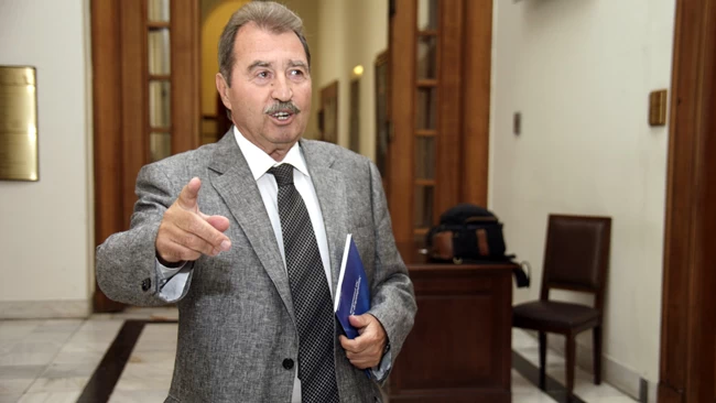 Βουλή: Έλληνας ο παλαιότερος βουλευτής στον κόσμο - Εκλέγεται συνεχώς από το 1974