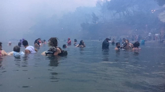 Η τραγωδία στο Μάτι σε νέες εικόνες και βίντεο: Αγκαλιά μέσα στη θάλασσα