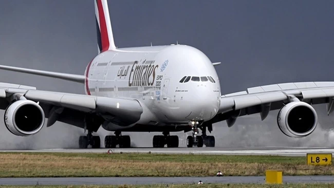 Εκατό επιβάτες του αεροσκάφους της Emirates ασθένησαν κατά την πτήση