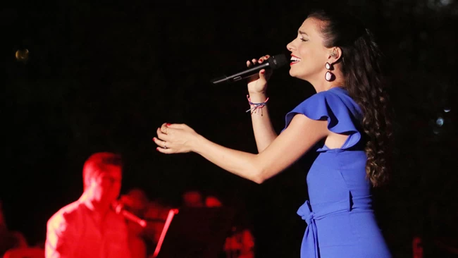 Φωτεινή Δάρρα: Τραγουδά για το Παιδονευρολογικό Τμήμα κλινικής του ΑΠΘ