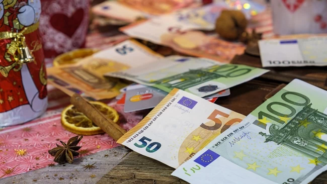 Πότε καταβάλλεται και ποιοι δικαιούνται το Δώρο Χριστουγέννων