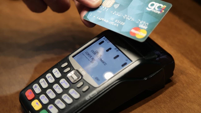 Πλαστικό χρήμα: Οι Έλληνες πλέον πληρώνουν τον καφέ τους με κάρτα - Αυξήθηκαν οι συναλλαγές κάτω των 2 ευρώ