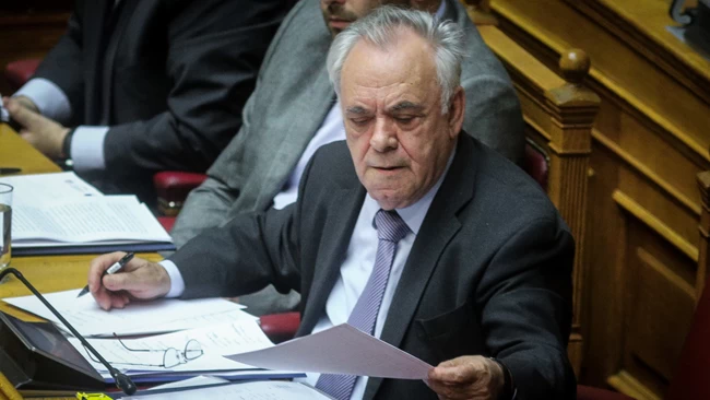 Λασπόλουτρα με βαριές εκφράσεις στον ΣΥΡΙΖΑ: Τα "γερόντια", ο Δραγασάκης και οι στίχοι του Γκάτσου για καμιά... τσόντα