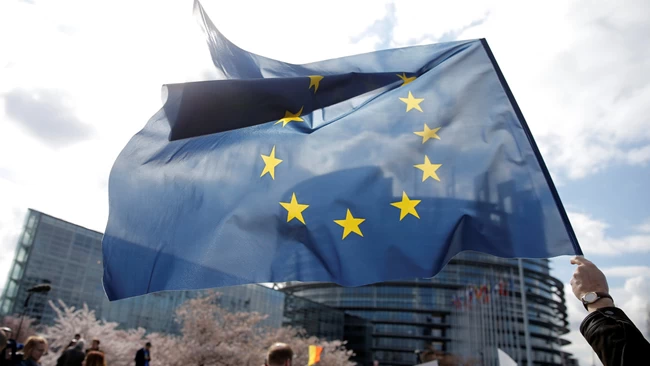 Ευρωβαρόμετρο: Το 50% των Ελλήνων χτυπήθηκε οικονομικά από την πανδημία
