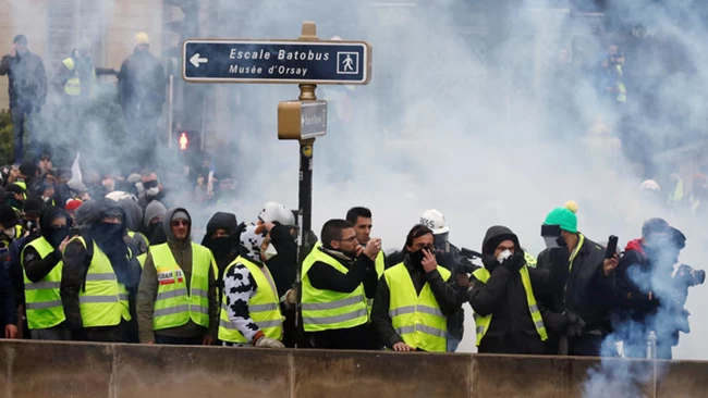 Σεισμός στη Γαλλία: Στρατιωτικό νόμο για να αντιμετωπιστεί η βία των ισλαμιστών προτείνουν 20 στρατηγοί
