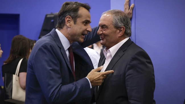 Συνάντηση Κυριάκου Μητσοτάκη με τον Κώστα Καραμανλή στη Βουλή