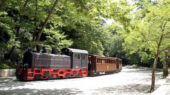 Τζιπ συγκρούστηκε με τον θρυλικό "Μουτζούρη", το τρενάκι του Πηλίου - Δεν κινδύνευσαν οι επιβάτες