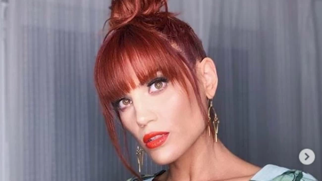 Μαίρη Συνατσάκη: Ποζάρει άβαφη και αχτένιστη πριν πάει για ύπνο μετά τα MAD