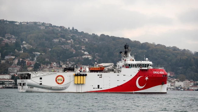 Το Όρουτς Ρέις ανατολικά της Ρόδου συνοδεία πέντε πολεμικών πλοίων
