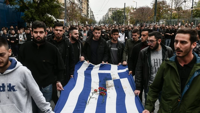 Ξεκίνησε η πορεία με την αιματοβαμμένη σημαία του Πολυτεχνείου