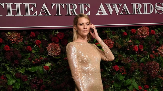 Η Πόπι Ντελεβίν super glamorous με κοσμήματα Ευγενίας Νιάρχου