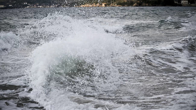 Απαγορευτικό απόπλου & θυελλώδεις άνεμοι – Κύματα 6 μέτρα