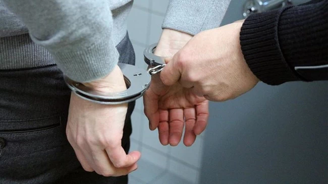 Χειροπέδες σε αστυνομικούς για κατοχή ναρκωτικών