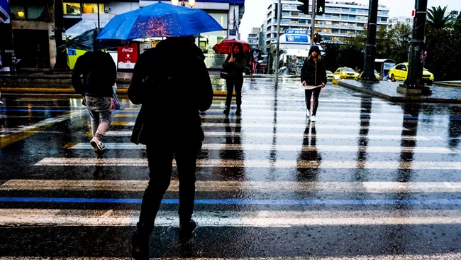 Νέα κακοκαιρία προ των πυλών: Βροχές, καταιγίδες και χιόνια αύριο