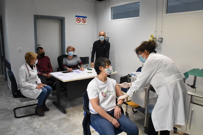 Καθυστερήσεις στους εμβολιασμούς: Μόλις 49.160 δόσεις έστειλε τη Δευτέρα η Pfizer – Σύσκεψη συγκαλεί ο Μητσοτάκης