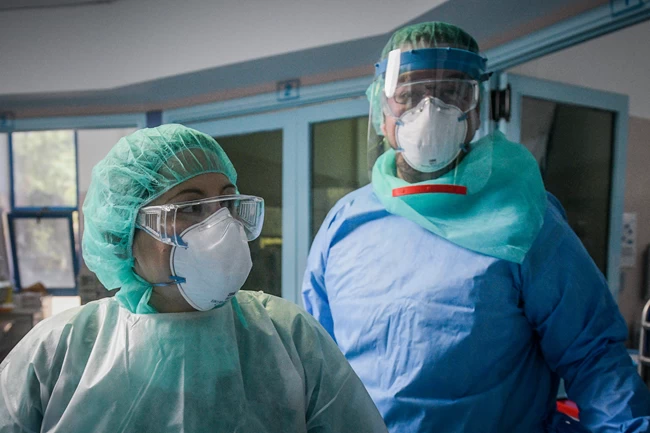 Νοσοκομεία: Μάχη τη νύχτα στις ΜΕΘ - Πώς θα γίνει η επιστράτευση των 150 ιδιωτών γιατρών