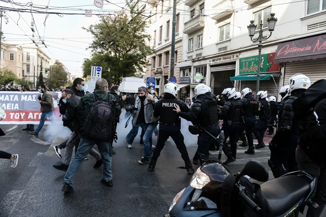 Πολυτεχνείο: Πόλεμος με χημικά στα Προπύλαια- Το ΚΚΕ επιχείρησε να κάνει και 2η διαδήλωση