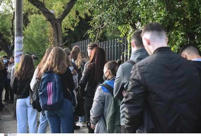 Άνοιξε το ΠΑΜΑΚ αλλά οι φοιτητές δεν χωρούσαν: Μαθήματα εξ αποστάσεως, σε γήπεδο και στο... εστιατόριο