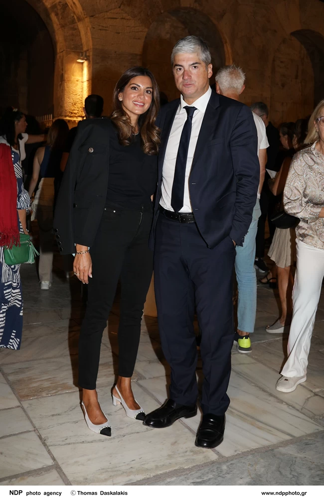 Σταματίνα Τσιμτσιλή - Θέμης Σοφός: Η κομψή εμφάνιση στο Ηρώδειο - Το κοστούμι του δικηγόρου και το total black της παρουσιάστριας