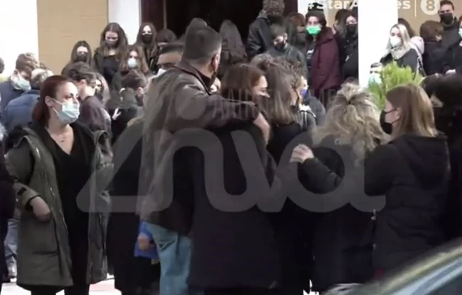 Εκλαψε όλη η Λαμία: Θρήνος στην κηδεία της 14χρονης που πέθανε από επιπλοκές κορονοϊού [Βίντεο]