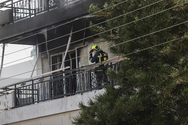 Τραγωδία στη Βούλα: Νεκρή γυναίκα από φωτιά σε διαμέρισμα, απεγκλωβίστηκαν 4 άτομα
