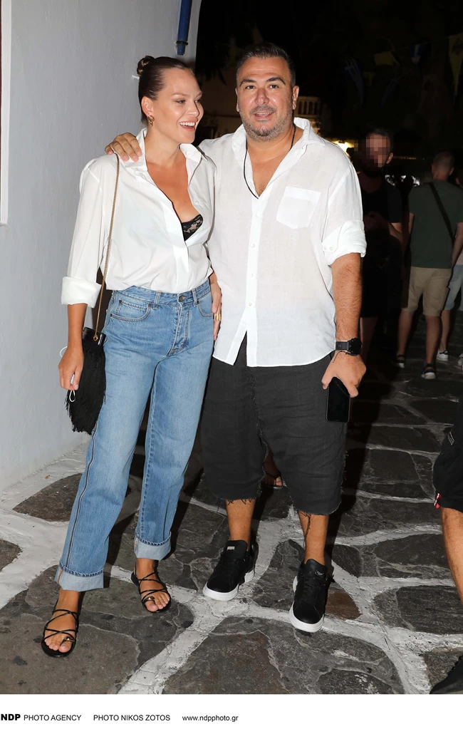 Υβόννη Μπόσνιακ: Πώς φόρεσε το λευκό πουκάμισο σε βραδινή έξοδο στα σοκάκια της Μυκόνου
