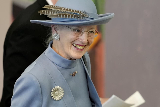 Και οι royals κάνουν λάθη: Η αμήχανη εμφάνιση της "Κέιτ Μίντλετον" της Δανίας στο Χρυσό Ιωβηλαίο