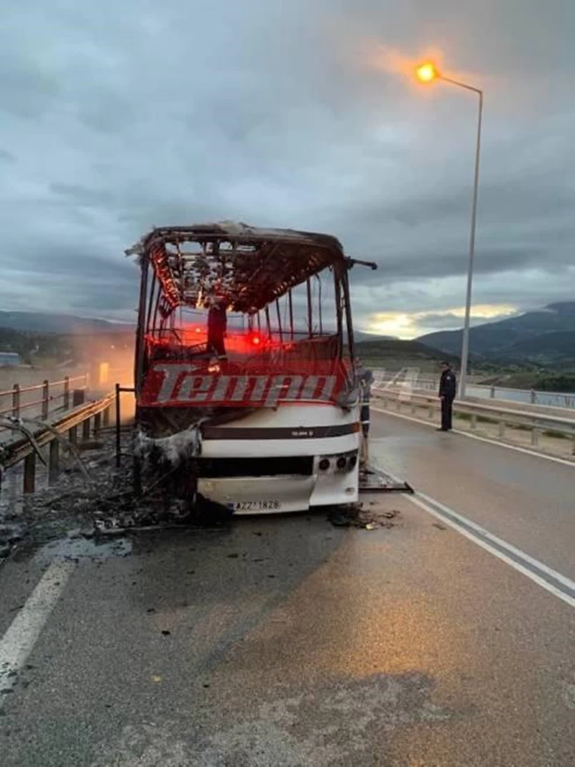 Αχαΐα: Σχολικό λεωφορείο τυλίχθηκε στις φλόγες λίγο πριν παραλάβει μαθητές [εικόνες - βίντεο]