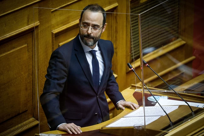Βουλή: Σκληρή αντιπαράθεση για το εργασιακό νομοσχέδιο "με το καλημέρα"