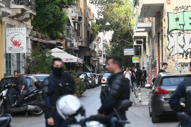 Μεγάλη επιχείρηση της ΕΛΑΣ στα Εξάρχεια: Εκκένωση κατάληψης με 45 πρόσφυγες