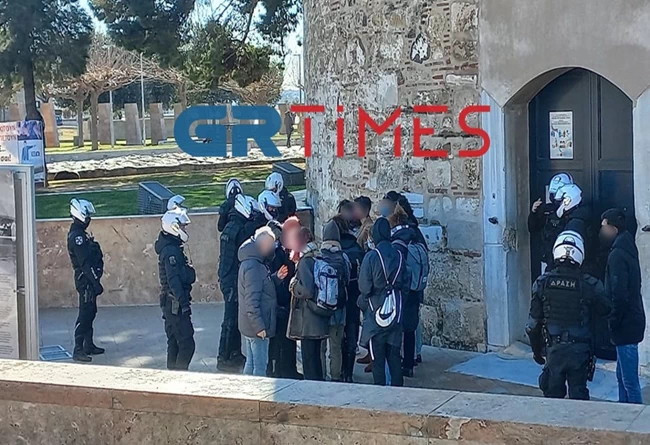 Ενταση στη Θεσσαλονίκη: Νεολαίοι του ΣΥΡΙΖΑ πήγαν να κρεμάσουν πανό στον Λευκό Πύργο - 3 προσαγωγές [εικόνες - βίντεο]