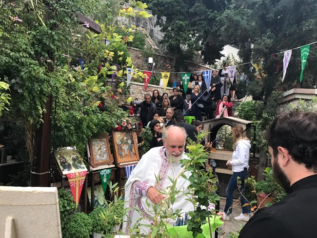 Διώχνουν τον ιερέα "με τα θαύματα" από τους Αγίους Ισιδώρους στον Λυκαβηττό- Αναμένεται η απόφαση