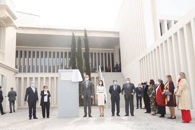 Βασίλισσα Λετίσια: Η νέα εκρηκτική εμφάνιση με στενό λευκό τουίντ φόρεμα στο πλάι του βασιλιά