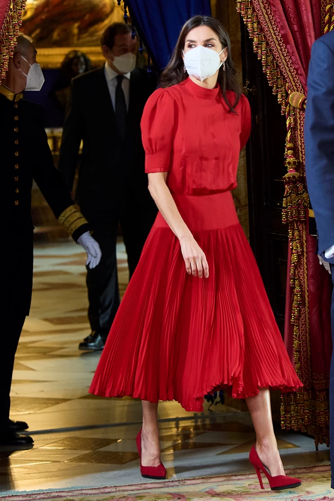 Βασίλισσα Λετίσια: Η θεϊκή πασχαλινή εμφάνιση με total red look & το φόρεμα της πεθεράς της
