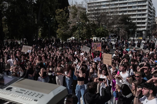 Μαθητική συναυλία στο Σύνταγμα για το δυστύχημα στα Τέμπη [εικόνες]