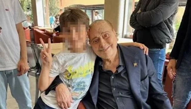 Οι σοκαριστικές τελευταίες σέλφι του Μπερλουσκόνι: Η τελευταία έξοδος για φαγητό πριν πάει στο νοσοκομείο