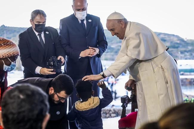 Μυτιλήνη: Το θερμό καλωσόρισμα στον Πάπα Φραγκίσκο από πρόσφυγα στο Καρά Τεπέ [Βίντεο]