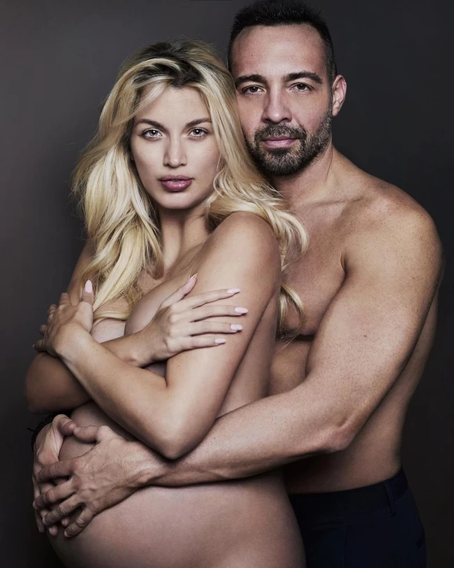 Κωνσταντίνα Σπυροπούλου: Ποζάρει με τις πιτζάμες στο φωτεινό σαλόνι της με το ξύλινο πάτωμα και τις τεράστιες τζαμαρίες