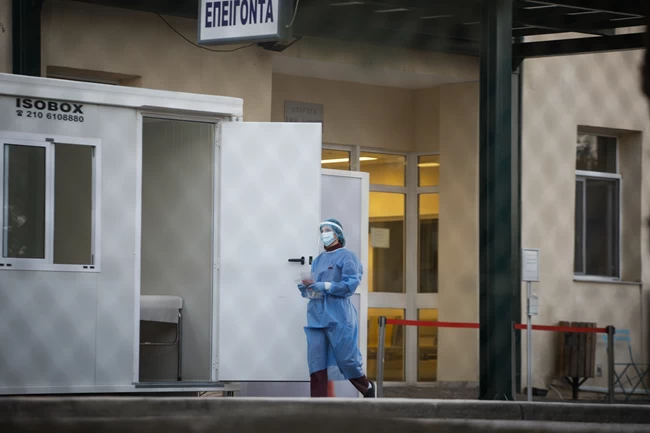 Δολοφονική επίθεση στα Καλύβια: Ανδρας νεκρός στο πάρκινγκ του Κέντρου Υγείας