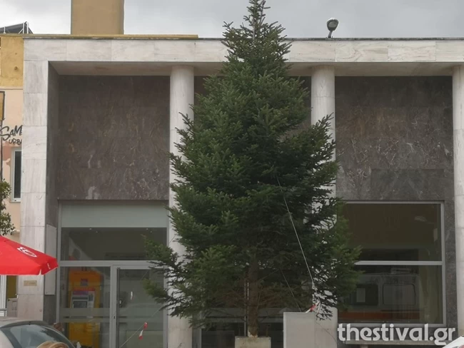 Διαφορετικά Χριστούγεννα λόγω κορονοϊού - Θεσσαλονίκη: Έλατο 10 μέτρων στο νοσοκομείο ΑΧΕΠΑ