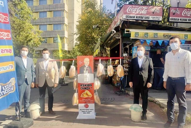 Ο Ερντογάν τριπλασιάζει τα έξοδα για τα παλάτια του ενώ ο εταίρος του... κρεμάει ψωμιά για τους φτωχούς