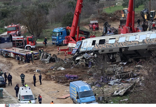 Σύγκρουση τρένων στα Τέμπη: 44 οι νεκροί, εκτιμήσεις ότι θα φτάσουν τους 55 - Ανθρώπινα μέλη σε σάκους