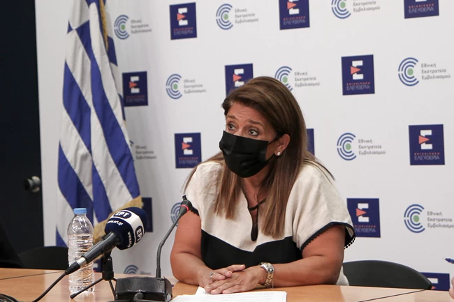 Επίσημο: Υποχρεωτικά δύο τεστ την εβδομάδα για τους ανεμβολίαστους εργαζομένους σε τουρισμό και εστίαση
